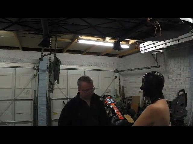 Żona zdzira w BDSM Garage Training
